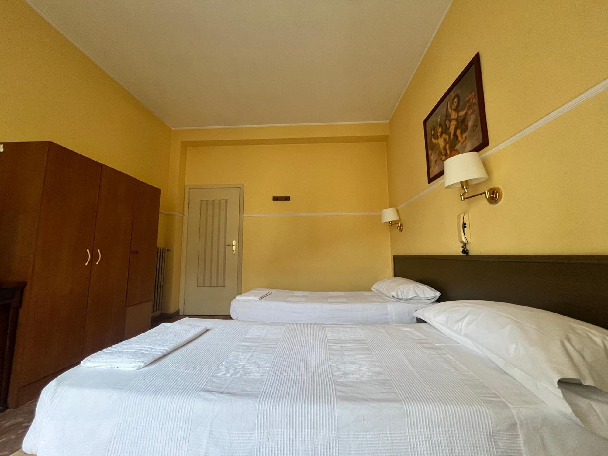Hotel Parini Cesano Boscone Bagian luar foto