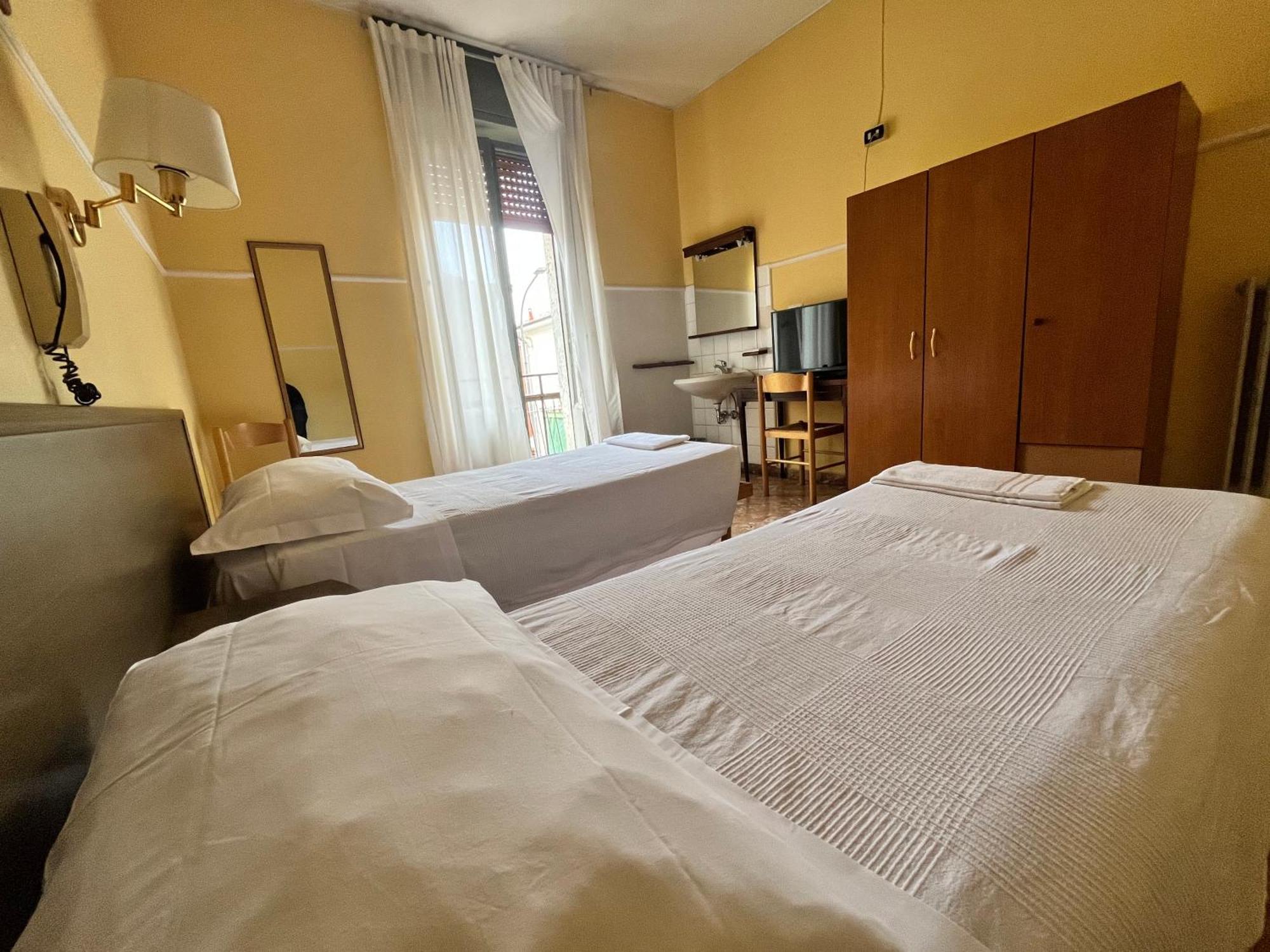Hotel Parini Cesano Boscone Bagian luar foto