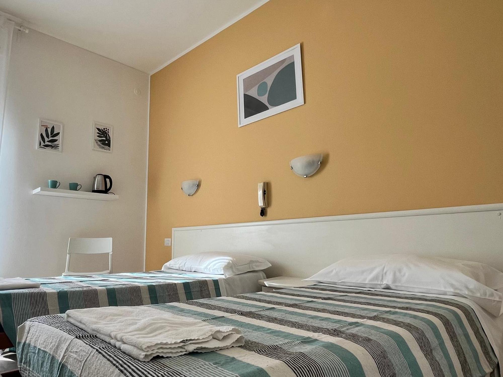 Hotel Parini Cesano Boscone Bagian luar foto