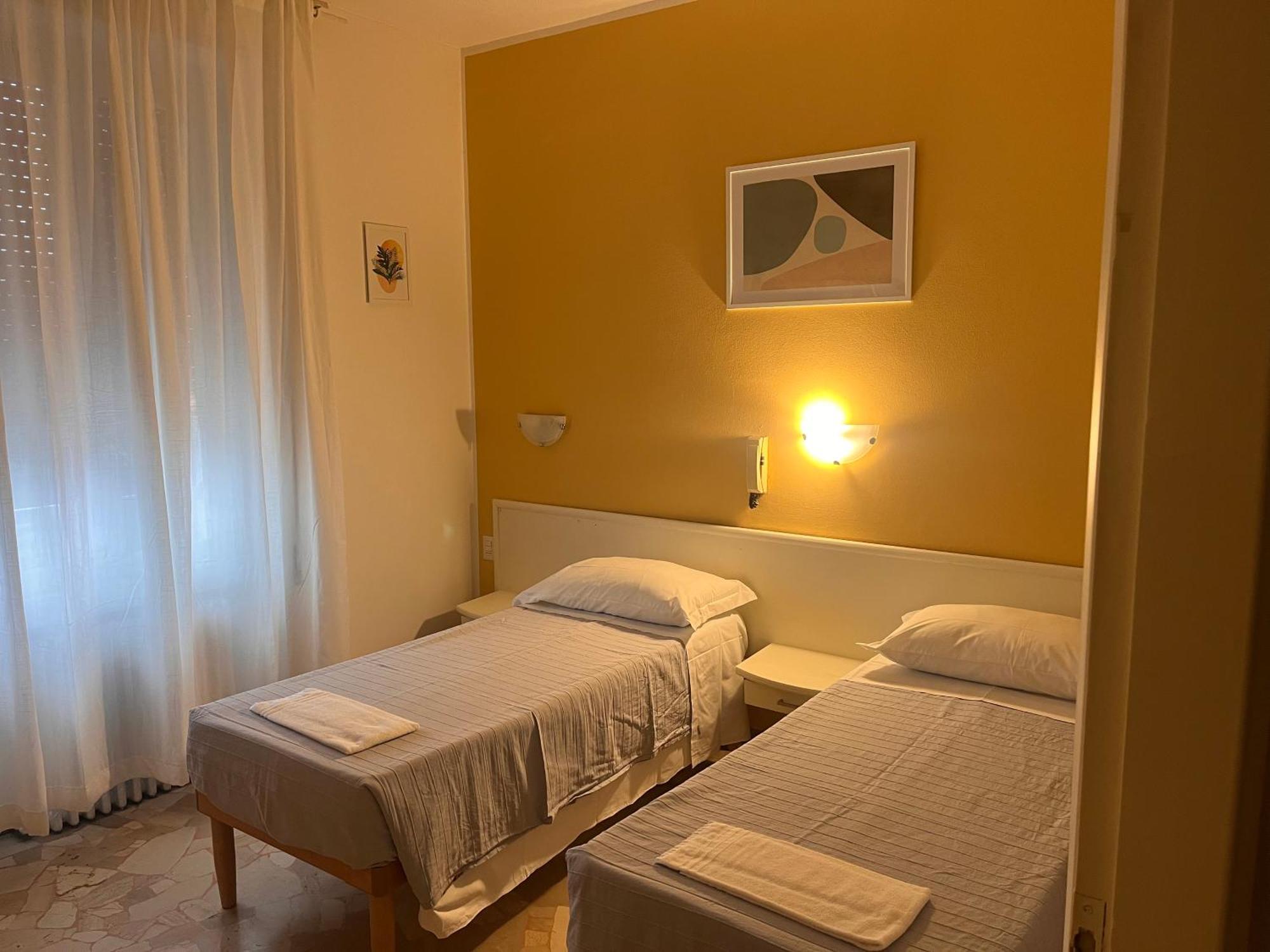 Hotel Parini Cesano Boscone Bagian luar foto