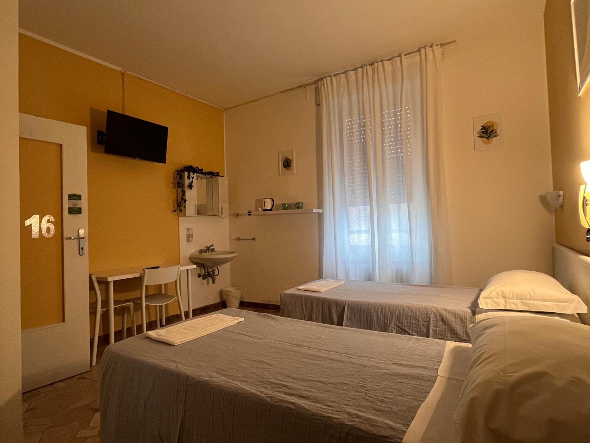 Hotel Parini Cesano Boscone Bagian luar foto