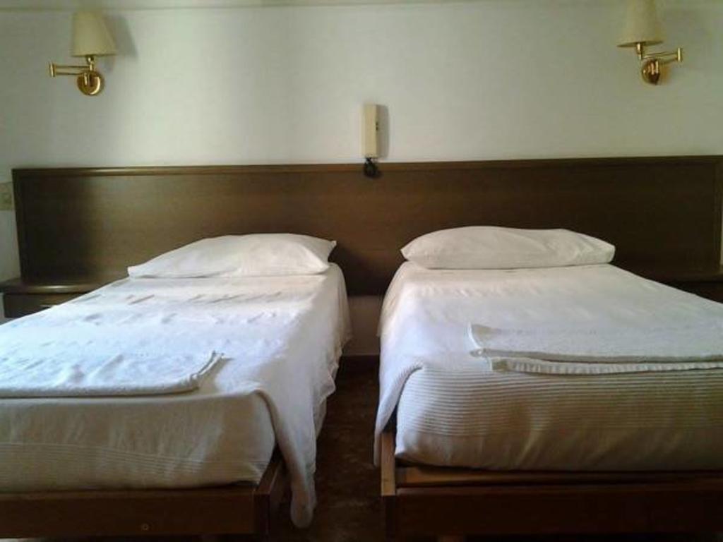 Hotel Parini Cesano Boscone Bagian luar foto