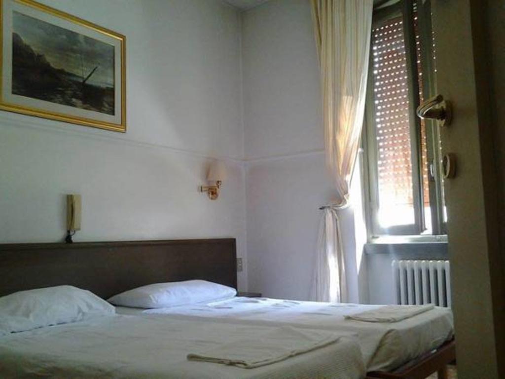 Hotel Parini Cesano Boscone Bagian luar foto