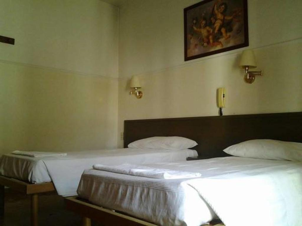 Hotel Parini Cesano Boscone Bagian luar foto